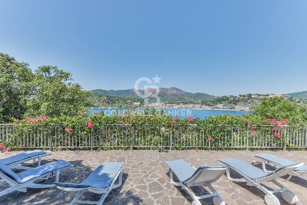 Foto Villa singola in Loc. Naregno, Capoliveri di 348 m² con 10 locali