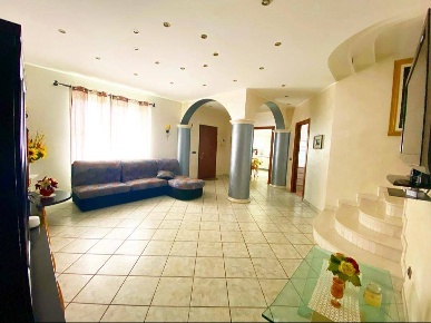 Foto Villa unifamiliare a Locate Varesino di 235 m² con 4 locali in vendita
