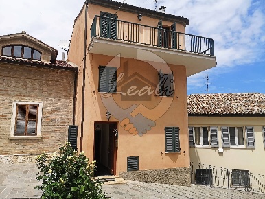 Foto Appartamento in Via Tigno, Montegiorgio di 120 m² con 5 locali