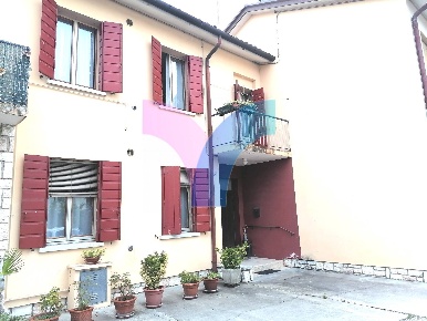 Foto Villa a schiera in via Corazzin, Arcade di 126 m² con 6 locali