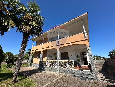 Foto Villa bifamiliare in VIA Papa Giovanni XXIII, Cerano di 230 m²