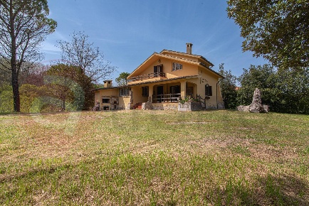 Foto Villa singola in Via Sant'Angelo, Arpino di 260 m² con 13 locali