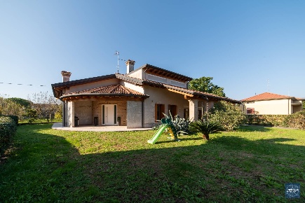 Foto Villa singola a Godega di Sant'Urbano di 410 m² con 10 locali