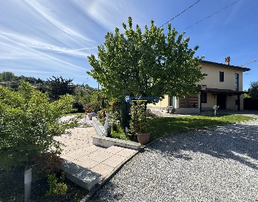 Foto Villa bifamiliare in località piano, Calco di 507 m² con 6 locali