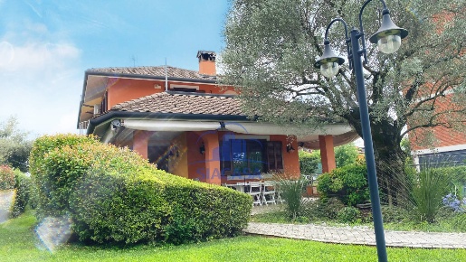 Foto Villa singola in VIA DON MINZONI, Mezzago di 374 m² con 6 locali