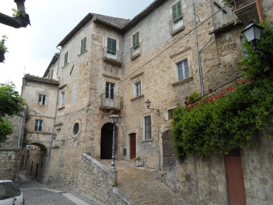 Foto Appartamento in Via Mazzini, Civitella del Tronto di 140 m² in vendita