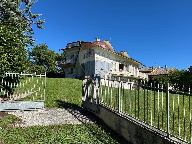 Foto Villa singola in via San Leo, Sassoferrato di 473 m² con 6 locali