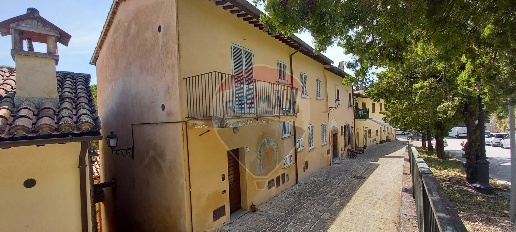 Foto Appartamento in Via Amedeo, Nocera Umbra di 105 m² con 5 locali