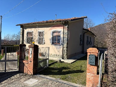 Foto Villa singola in via Bagno, Bagni di Lucca di 176 m² con 9 locali