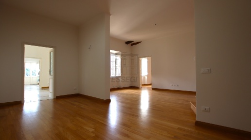 Foto Appartamento in Piazza San Michele 32, Lucca di 200 m² con 12 locali