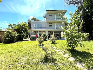 Foto Villa singola a Civitella del Tronto di 700 m² con 18 locali