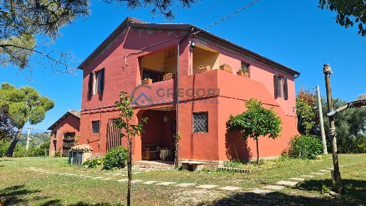 Foto Villa singola in Via Palombare, Sant'Omero di 320 m² con 7 locali