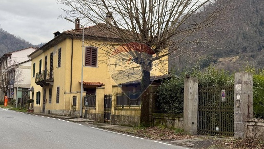 Foto Villa bifamiliare in viale roma, Bagni di Lucca di 273 m² in vendita