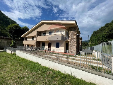 Foto Appartamento in Via Lima, Bagni di Lucca di 200 m² con 10 locali