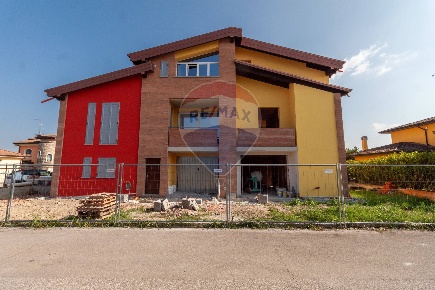 Foto Villa a schiera in Via Pirandello, Brescello di 180 m² con 4 locali