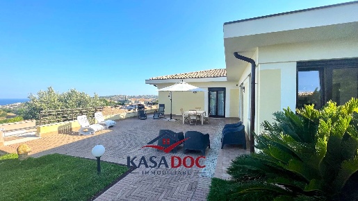 Foto Villa unifamiliare in Via M. A. Cassiodoro, Montepaone di 281 m²
