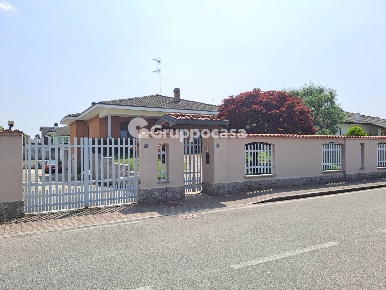 Foto Villa unifamiliare in Via Manzoni, Santo Stefano Ticino di 295 m²