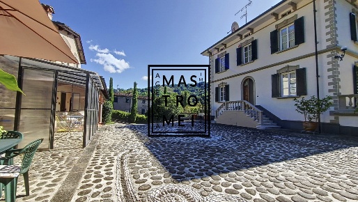 Foto Villa unifamiliare in Via Roma, Bagni di Lucca di 800 m² con 15 locali