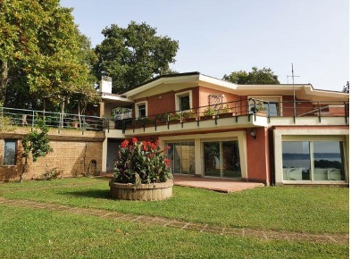 Foto Villa unifamiliare in Via Bassano Sutri, Trevignano Romano di 350 m²
