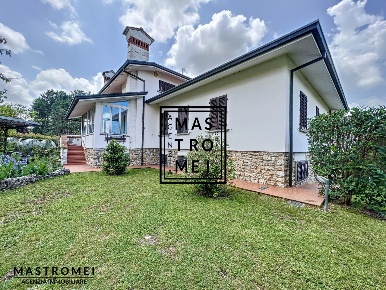 Foto Villa unifamiliare in Via Amendola, Uzzano di 450 m² con 10 locali