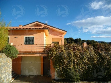 Foto Villa unifamiliare in Via Monade, Diano Marina di 220 m² con 6 locali