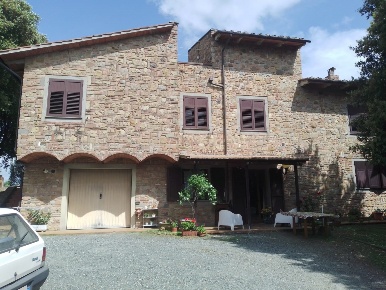 Foto Villa unifamiliare a Gambassi Terme di 400 m² con 10 locali in vendita