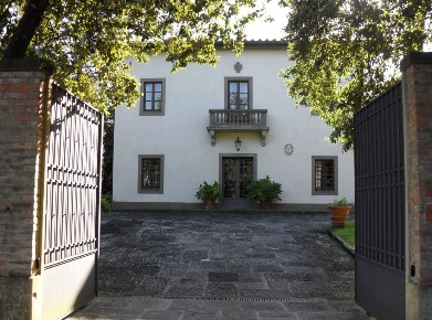 Foto Villa unifamiliare a Gambassi Terme di 700 m² con 18 locali in vendita