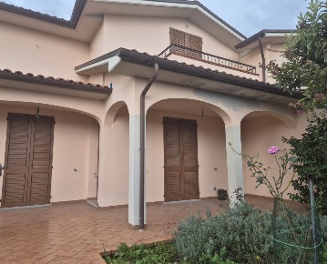 Foto Villa a schiera a Laterina Pergine Valdarno di 210 m² con 7 locali
