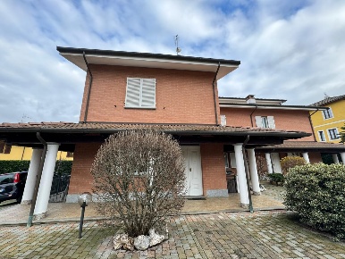Foto Villa bifamiliare a Pozzolo Formigaro di 350 m² con 10 locali