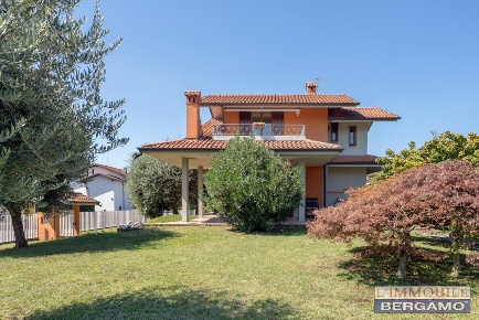 Foto Villa unifamiliare a Villa di Serio di 397 m² con 7 locali in vendita