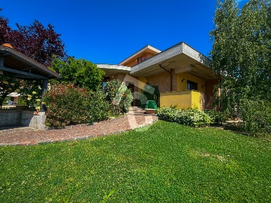 Foto Villa unifamiliare a Castelbellino di 290 m² con 7 locali in vendita