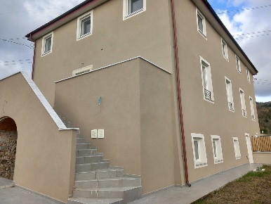 Foto Villa bifamiliare a Fosdinovo di 200 m² con 8 locali in vendita