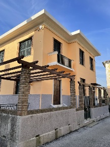 Foto Appartamento in VIA FRUGONE 7A, Busalla di 450 m² con 12 locali