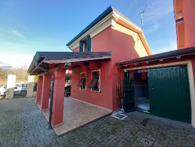 Foto Villa singola a Villafranca in Lunigiana con 6 locali in vendita