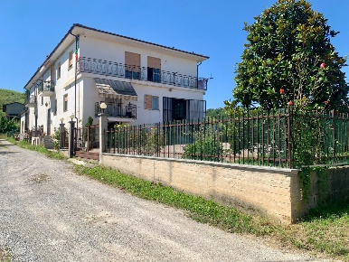Foto Appartamento in Borgata Biarella 21, Dogliani di 330 m² con 8 locali