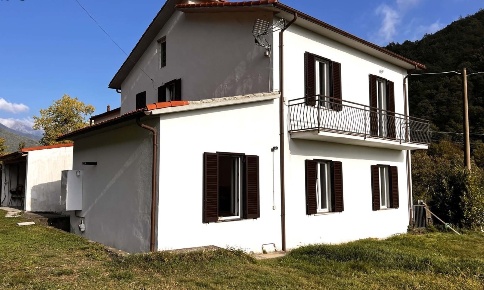 Foto Villa unifamiliare a Licciana Nardi di 380 m² con 13 locali in vendita