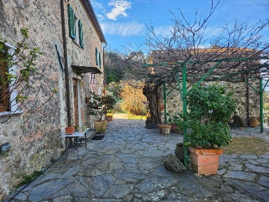 Foto Villa singola a Fosdinovo di 350 m² con 15 locali in vendita