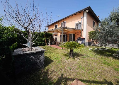 Foto Villa unifamiliare a Ragalna di 130 m² con 5 locali in vendita