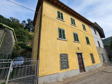 Foto Villa singola in Viale Della Repubblica, Vernio di 150 m² con 7 locali