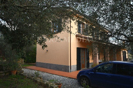 Foto Villa unifamiliare in Via caniparola, Fosdinovo di 318 m² in vendita