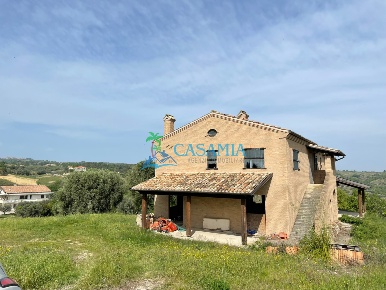 Foto Villa unifamiliare a Cupra Marittima di 510 m² con 7 locali in vendita