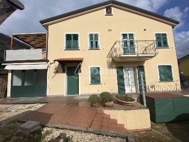 Foto Villa singola in Via Ameglia 105, Ameglia di 150 m² con 6 locali