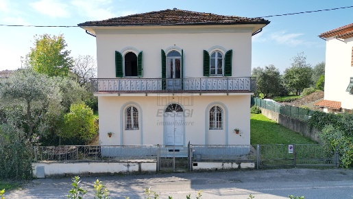 Foto Villa unifamiliare in Via Cercatoia Alta, Montecarlo di 403 m²