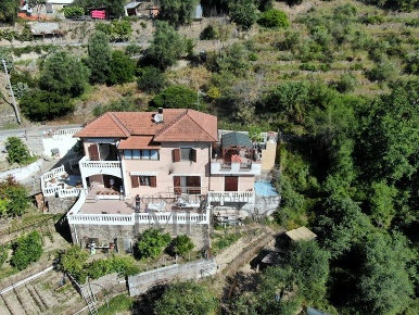 Foto Villa bifamiliare in Via Roma 48, Camporosso di 200 m² con 8 locali