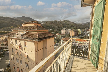 Foto Appartamento in Via Villa Berrone 6, Campomorone di 60 m² con 5 locali