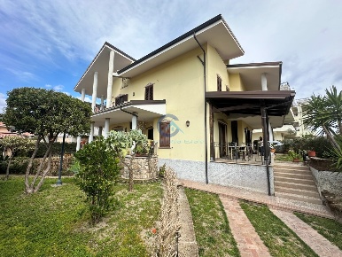 Foto Villa singola in Via Filippo Turati 27, Montepaone di 400 m²