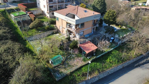 Foto Villa unifamiliare in Via Bettoni 24, Almenno San Bartolomeo di 250 m²