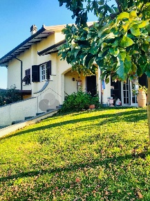 Foto Villa unifamiliare in viale 25 Aprile snc, Ameglia di 300 m²