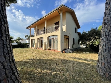 Foto Villa unifamiliare in Via P. Ratti 39, Ameglia di 285 m² con 13 locali