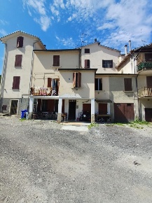 Foto Appartamento a Fornovo di Taro di 120 m² con 5 locali in vendita